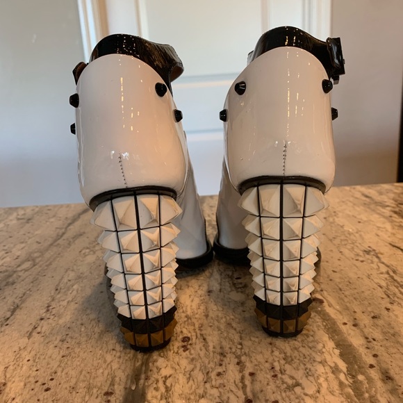 Fendi black, white and tan patent leather heels - Picture 3 of 5